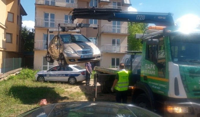 (VIDEO/FOTO) PAUK ODNEO ŽRTVIN "MERCEDES" Ubistvo u Železniku pod velom misterije