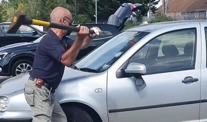SVI SU MISLILI DA JE POLUDEO! Čovek je na parkingu zgrabio sekiru i razbio prozor na automobilu! ISPALO JE DA IMA ODLIČAN RAZLOG!