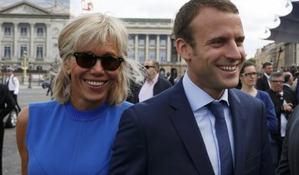 (FOTO) ISPLIVALE SLIKE MAKRONA SA PORODICOM NA ODMORU! Brižit na jahti u teget kupaćem kostimu, francuski predsednik jezdio na skuteru!