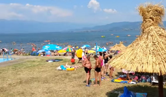 SVI POHRLILI NA OVO JEZERO, A TAMO ŠOK! Turisti u problemu, ovo niko nije očekivao!