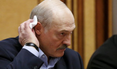 LUKAŠENKO UDAREN PALICOM U LICE! Beloruskom predsedniku odmah ukazana medicinska pomoć! (Video)