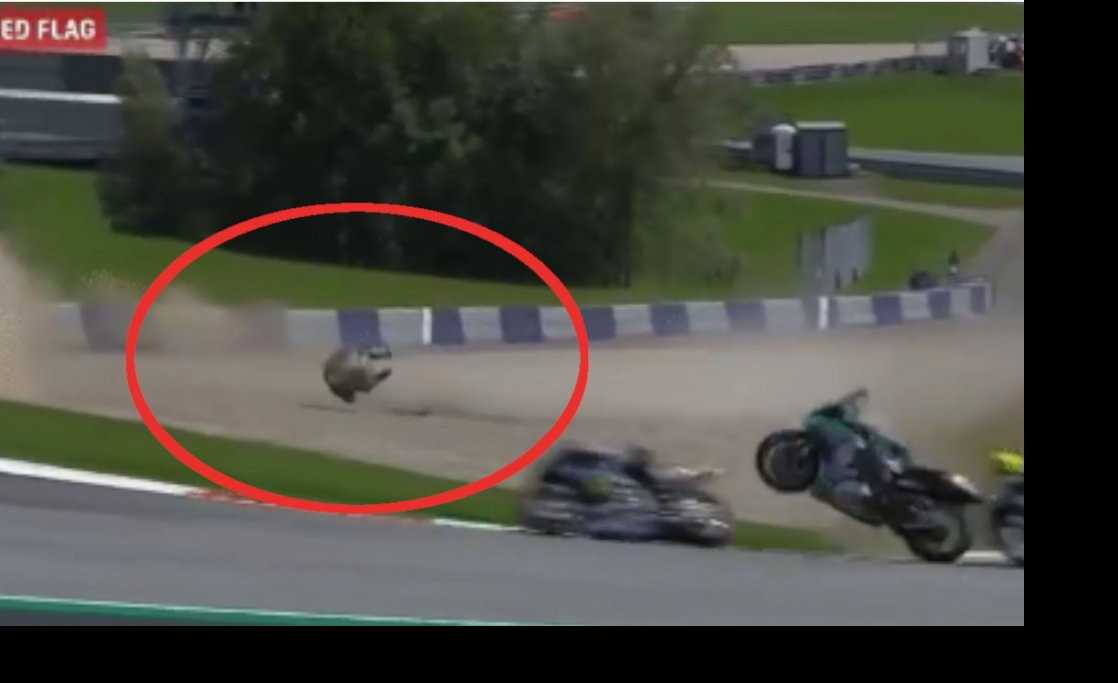 (VIDEO) UŽASAN SUDAR NA STAZI! Motor se raspao, vozač leteo kroz vazduh...