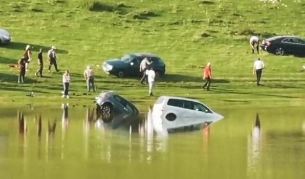 SJENIČKO JEZERO PROGUTALO DVA AUTOMOBILA! Šokirani turisti posmatrali stravičan prizor! (VIDEO)