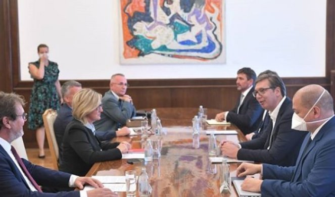 (FOTO) PREDSEDNIK VUČIĆ sastao se sa predstavnicima HNV u Srbiji
