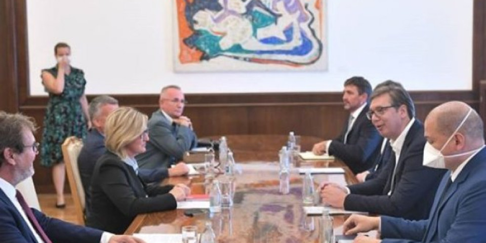 (FOTO) PREDSEDNIK VUČIĆ sastao se sa predstavnicima HNV u Srbiji
