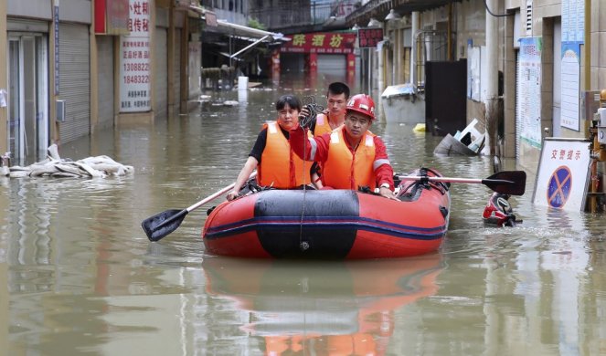 Kina u problemu zbog POPLAVA! 80.000 ljudi je evakuisano, uništeno 45 kuća /VIDEO/