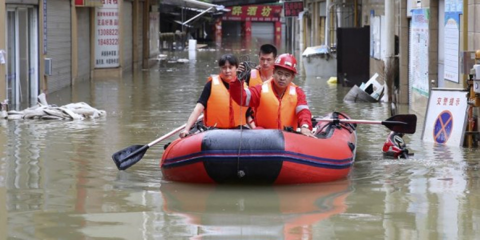 VODA ŠIKLJA NA SVE STRANE! Strašne poplave u Kini, VLASTI POSLALE HELIKOPTERE DA SPAŠAVAJU STANOVNIKE! (VIDEO)