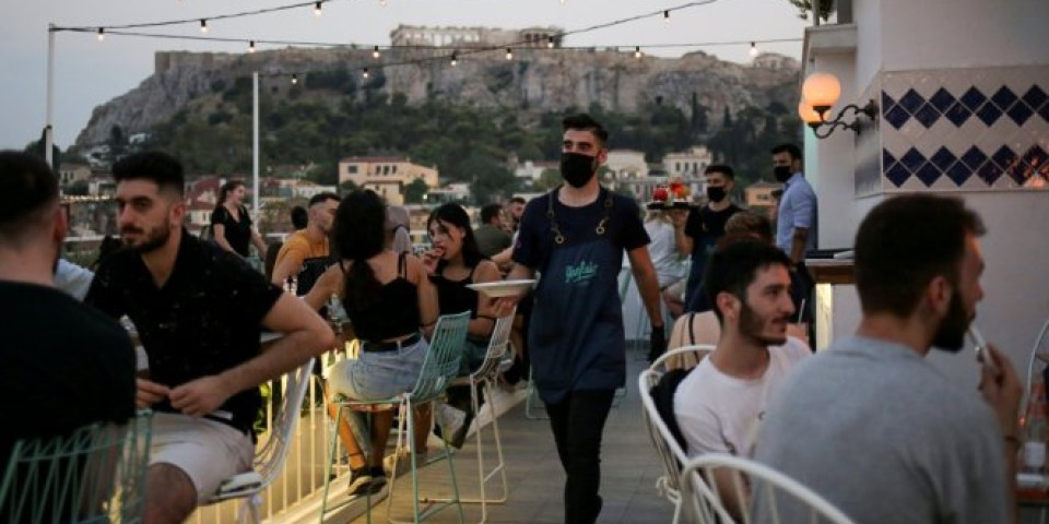 POPUŠTANJE MERA U GRČKOJ, dozvoljen rad kafića i restorana u zatvorenim prostorima punim kapacitetom