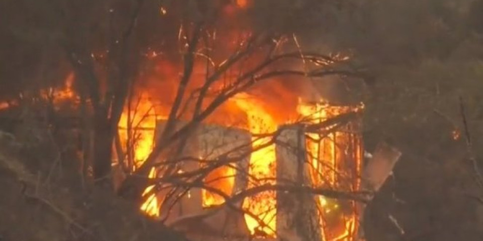 GORI KALIFORNIJA, POŽAR GUTA SVE PRED SOBOM! Uništene kuće, opasnost i dalje traje, na HILJADE DOMOVA i dalje UGROŽENO! /VIDEO/