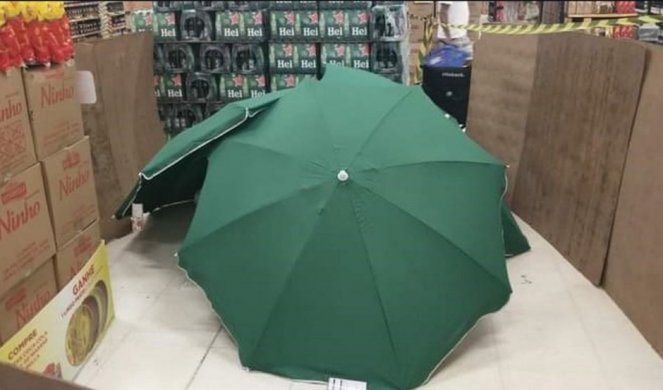 BIZARAN NEMAR U BRAZILU! Čovek umro u marketu, pokrili ga kišobranima i nastavili da rade!