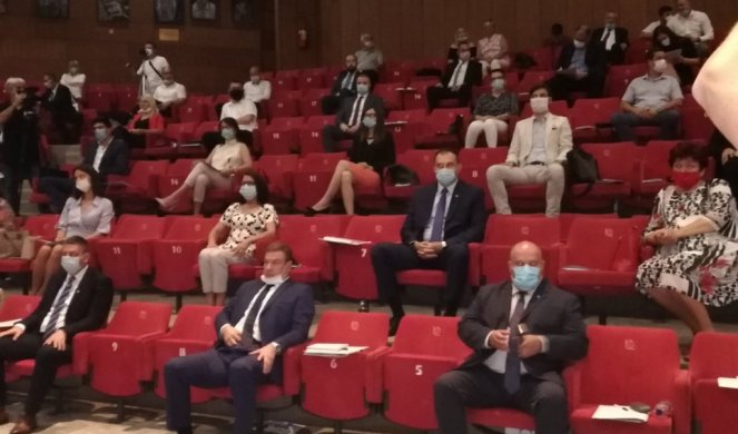 ODBORNICI BIRALI RUKOVODSTVO ZRENJANINA: Grad dobio predsednika Skupštine, novi gradonačelnik na čekanju! (VIDEO)