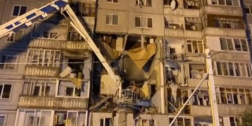 TRAGEDIJA U RUSIJI! Eksplodirala zgrada, evakuisano 160 ljudi, pronađena tela žene i deteta! (VIDEO)