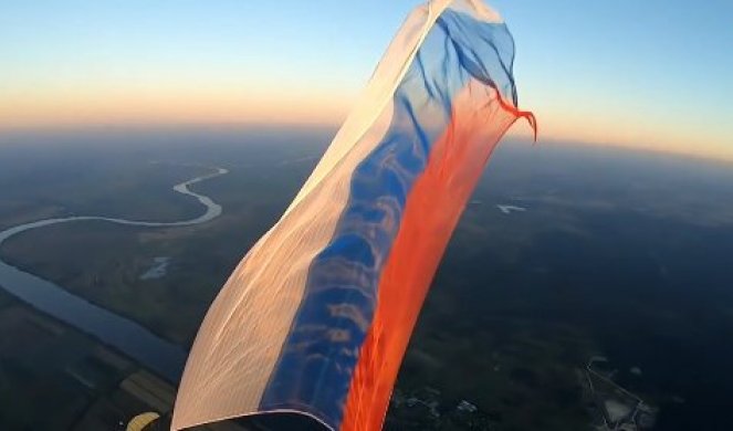 (VIDEO) VELIČANSTVEN PRIZOR U RUSIJI! Iznad neba razvijena džinovska zastava POVRŠINE FUDBALSKOG  TERENA!