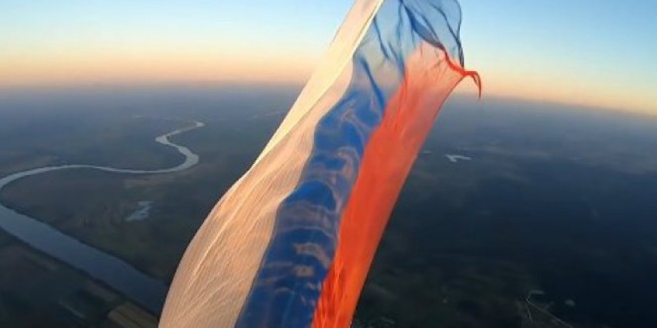 (VIDEO) VELIČANSTVEN PRIZOR U RUSIJI! Iznad neba razvijena džinovska zastava POVRŠINE FUDBALSKOG  TERENA!