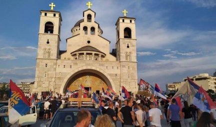 (VIDEO) USTALA JE CRNA GORA, SVETINJA SE BRANITI MORA! Probijena blokada milogorske policije, građani se okupili ispred Hrama u Podgorici!
