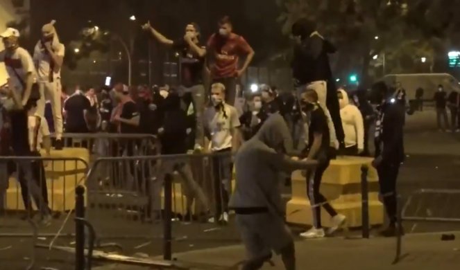 (VIDEO/FOTO) DIVLJACI! Letele staklene flaše, baklje! Neredi i hapšenja u Parizu posle finala LŠ!