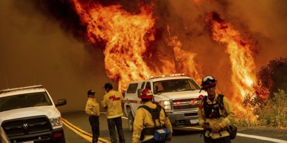 PAKAO U KALIFORNIJI! Temepratura  49,4 stepeni, iz kampa kod Fresna od požara spaseno više od 200 ljudi (FOTO)