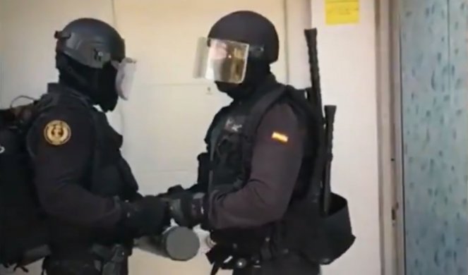 (VIDEO) POLICAJCI NAORUŽANI DO ZUBA ULETELI U JAZBINU! Pogledajte kako je PAO SRPSKI PINK PANTER! Za njim se TRAGALO ZBOG POKUŠAJA UBISTVA!