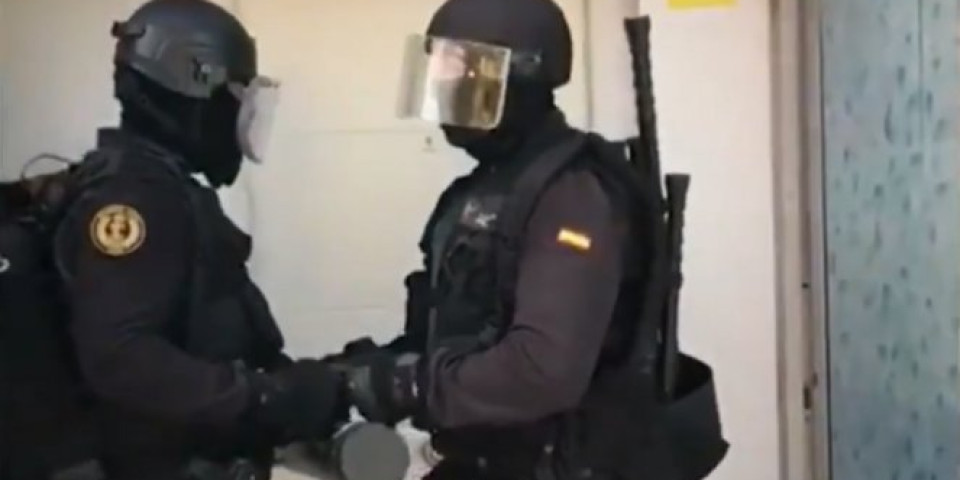 (VIDEO) POLICAJCI NAORUŽANI DO ZUBA ULETELI U JAZBINU! Pogledajte kako je PAO SRPSKI PINK PANTER! Za njim se TRAGALO ZBOG POKUŠAJA UBISTVA!