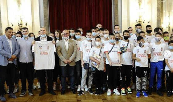 (FOTO) BEOGRAD JE VAŠA KUĆA, OVDE STE VI DOMAĆINI! Vesić u Starom dvoru ugostio grupu od 50 dece sa Kosova i Metohije