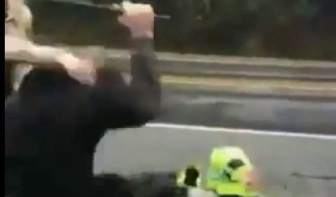 SNIMAK KOJI DOKAZUJE AMERIČKI RASIZAM!? Belac pretukao policajce i oteo im auto, niko se nije uhvatio za pištolj! (VIDEO)