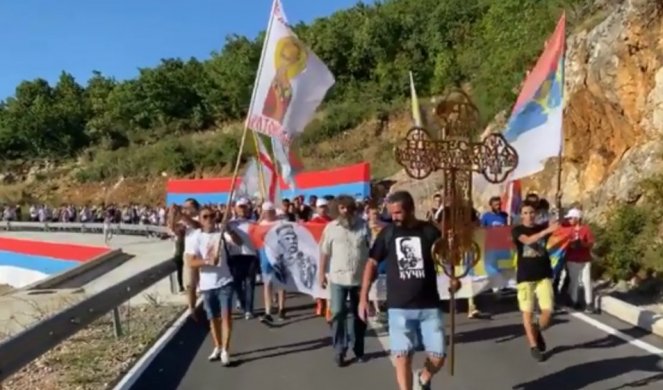 (VIDEO) KUČI PONOSNO U KOLONI KRENULI ZA PODGORICU! Na čelu KRST I TROBOJKA!