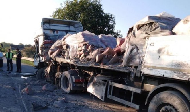 (FOTO) AUTOBUS SE ZAKUCAO U KAMION SA CEMENTOM! Jezive slike sa mesta nesreće u Sremskim Karlovcima, svedoci primetili nešto NEOBIČNO PRE KOBNOG SUDARA