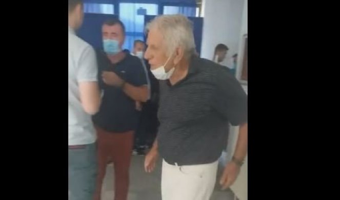 (VIDEO) SRAMOTA! Policija VUKLA PO PODU starca od 80 godina i odvela ga sa biračkog mesta: Ukrali ste mi glas, ovo mi je POSLEDNjE GLASANjE!