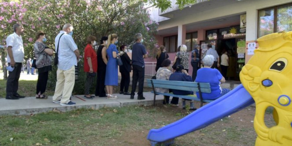 USTALA JE CRNA GORA! Nezapamćeni redovi za glasanje u Podgorici (FOTO/VIDEO)