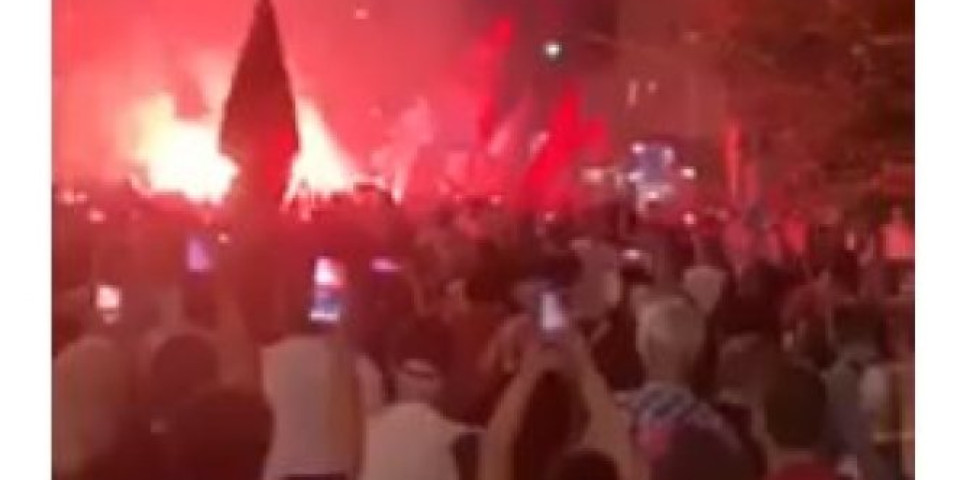 (VIDEO) I BEOGRAD SLAVI MILOV PAD! Vijore se srpske i crnogorske zastave, baklje i pesma u centru grada! HVALA BRAĆO DO NEBA!