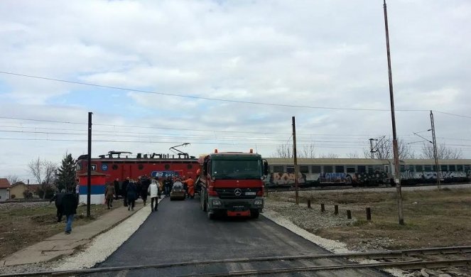 UŽAS U SREMSKOJ MITROVICI! Voz udario dete!  Zbog težine POVREDA LOBANJE HITNO UPUĆEN U BEOGRAD