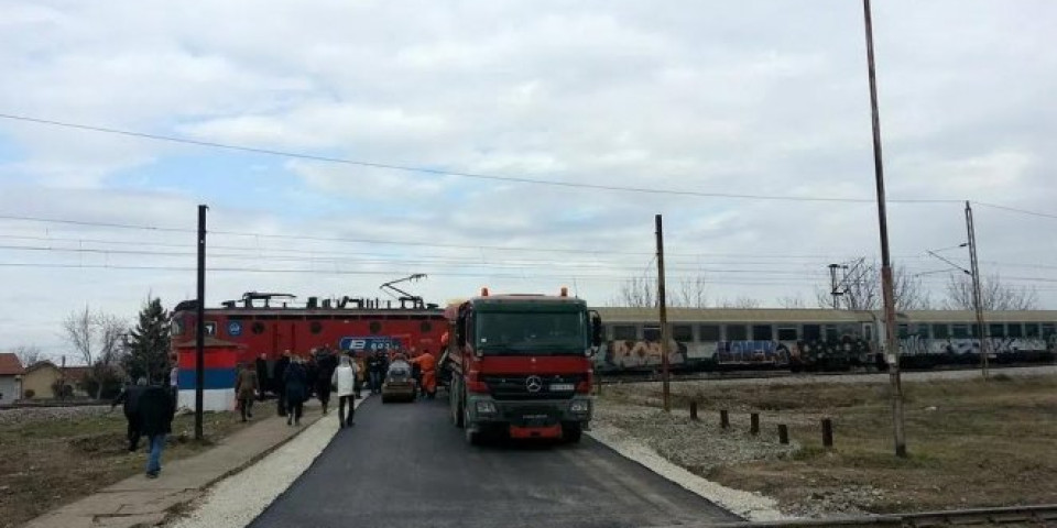 UŽAS U SREMSKOJ MITROVICI! Voz udario dete!  Zbog težine POVREDA LOBANJE HITNO UPUĆEN U BEOGRAD