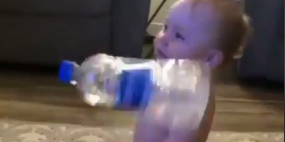 OVOM SNIMKU SE SMEJU ŠIROM SVETA! Beba se igrala  flašom, a onda učinila nešto što je i nju samu šokiralo!