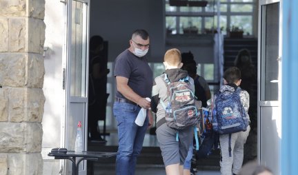 ĐACI ĆE 2 PUTA NEDELJNO RADITI TEST NA KORONU? Iz ministarstva najavljene nove kovid mere u školama u Srbiji