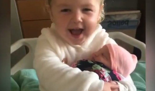(VIDEO) DEVOJČICA (3) JE PRVI PUT videla svoju tek rođenu sestru, njena reakcija OSTAVIĆE VAS BEZ REČI
