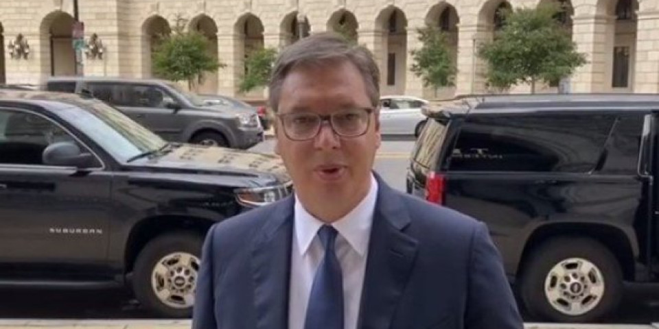 (VIDEO) OGLASIO SE VUČIĆ IZ VAŠINGTONA: Očekuju nas teški razgovori, ali PREDAJA NIJE OPCIJA!