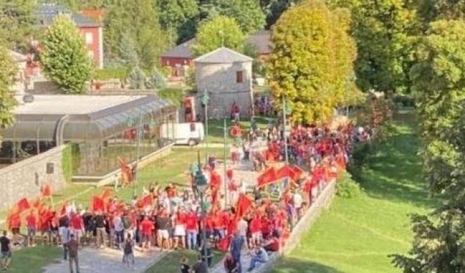 KOMITE PRSLE NA CETINJU! Šačica jada došla da brani PORAŽENOG DIKTATORA,  SKUP TRAJAO MANJE OD JEDNOG SATA! (FOTO/VIDEO)