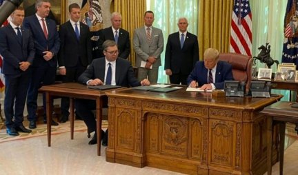 FOTOGRAFIJA ZA ISTORIJU! Pogledajte kako je izgledalo potpisivanje sporazuma u Ovalnom kabinetu! (FOTO)