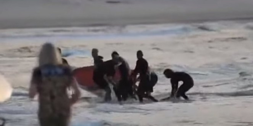 HOROR NA PLAŽI! Ajkula napala surfera, ŠESTORO LJUDI GA IZVUKLO IZ VODE! (VIDEO)