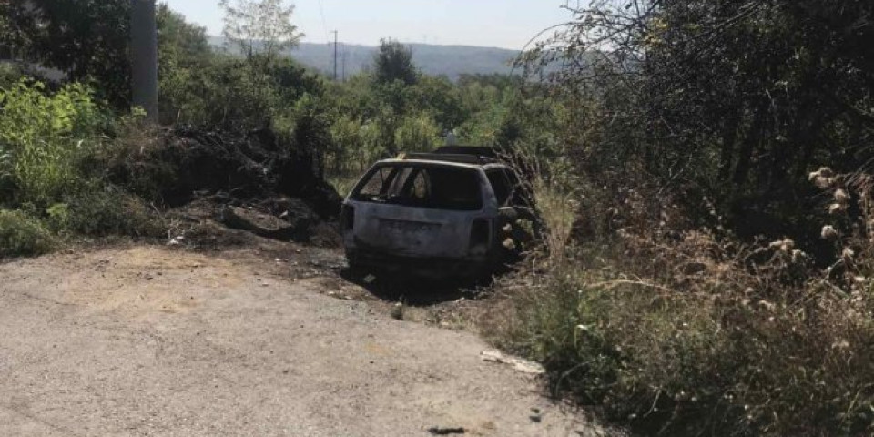 EKSKLUZIVNA FOTOGRAFIJA! Ovo je zapaljeni automobil ubice iz Kaluđerice, unutra nađen PIŠTOLJ SA PRIGUŠIVAČEM