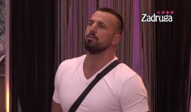 TOMOVIĆ POTPUNO GO! Tuširao se sa njom - Kamere ULOVILE kako GA SAPUNJA, zadrugarke zbog toga LUDE ZA NJIM? (18+VIDEO)