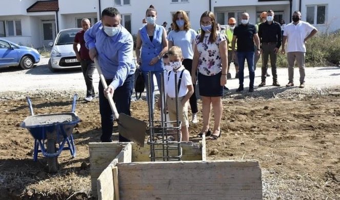 (FOTO) U GRAČANICI SE UVELIKO GRADI: Položen kamen temeljac predškolske ustanove, GRADONAČELNIK NAJAVLJUJE NOVE PROJEKTE