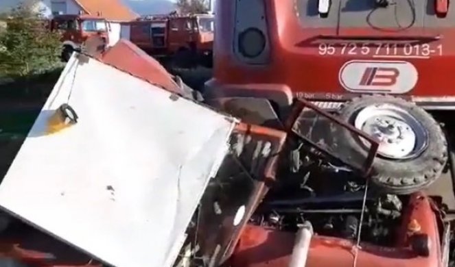 (VIDEO) VOZ SMRSKAO TRAKTOR KAO DA JE OD PAPIRA! Snimak jezivog udesa kod Kragujevca