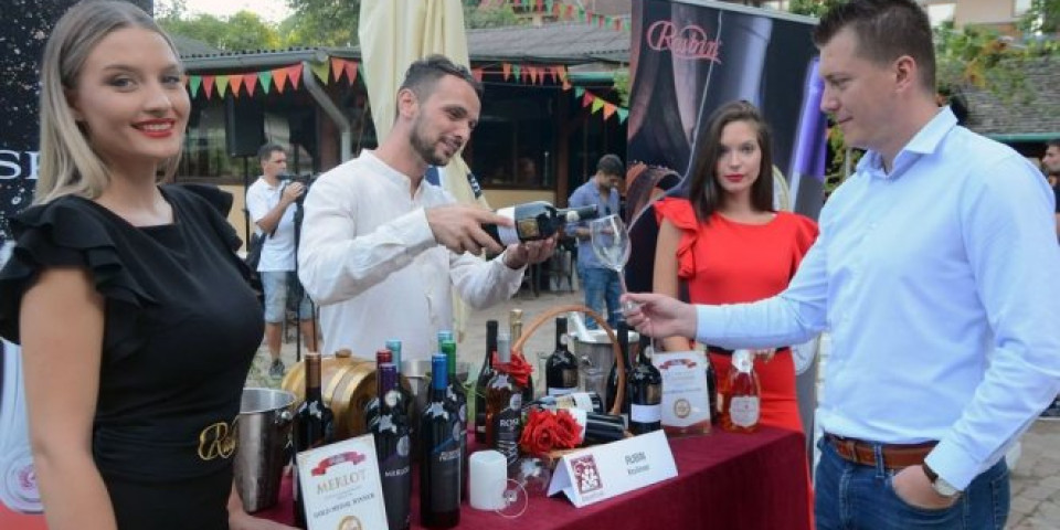 IN VINO VE RITAS: U Novom Sadu tradicija festivala vina sačuvana uprkos koroni, EVO GDE JE ODRŽAN