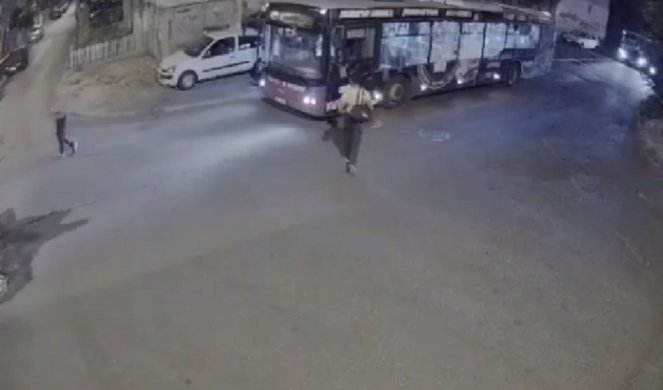 (VIDEO) SNIMAK IZ BEOGRADA KOJI JE SVE RAZBESNEO! Došetao je do prozora autobusa, a onda je proturio ruku kroz prozor! ODMAH JE POČEO DA BEŽI!