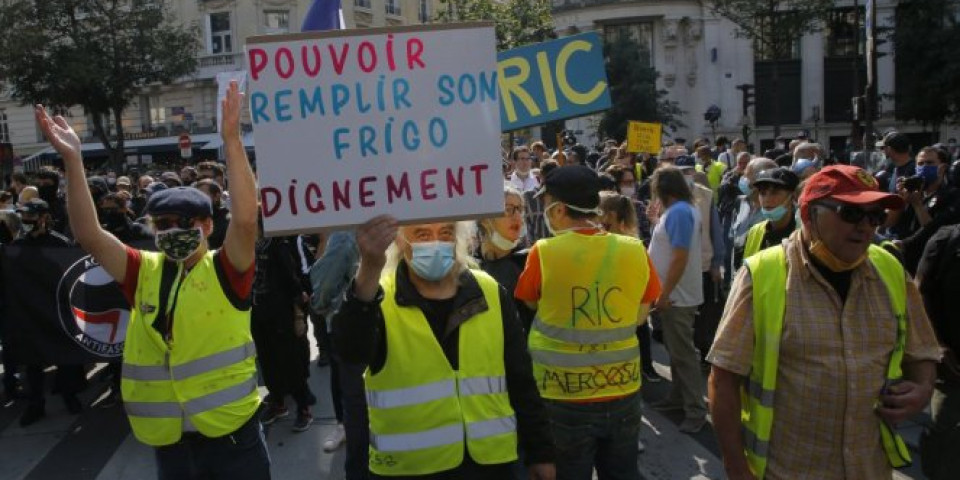 "ŽUTI PRSLUCI" OPET NA FRANCUSKIM ULICAMA! Više od 200 uhapšenih na PROTESTIMA U PARIZU!