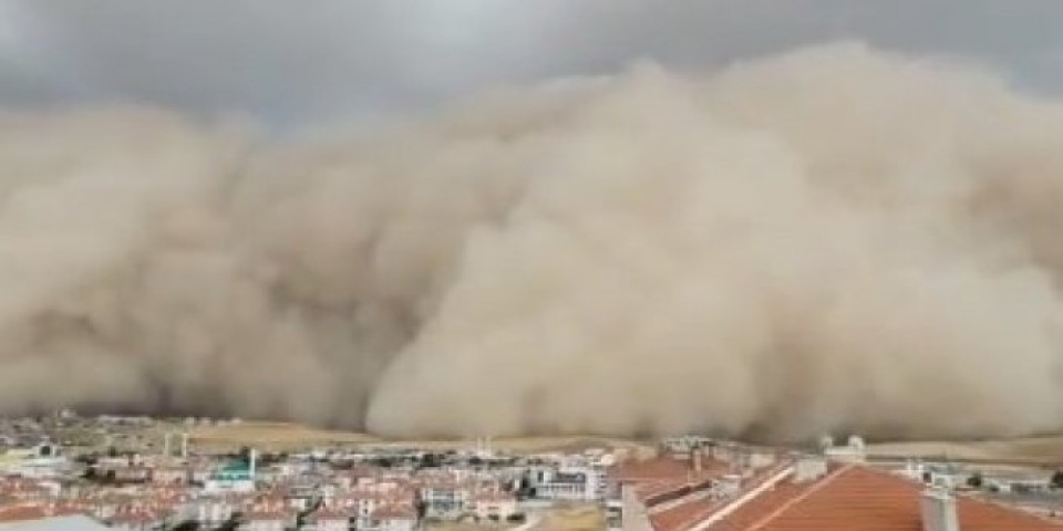 PEŠČANA OLUJA SE NADVILA NAD ANKAROM! Građani turske prestonice očekivali jaku kišu, A ZADESIO IH JOŠ VEĆI HAOS!