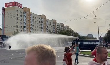 SLEDE HAPŠENJA! Policija rasteruje demonstrante vodenim topovima u Belorusiji! (VIDEO)