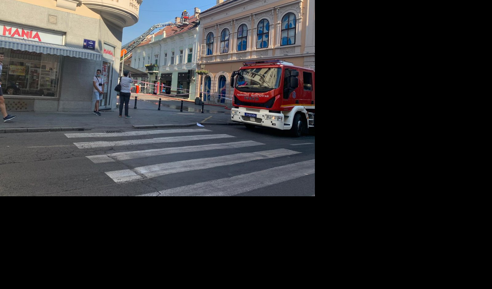 ŠTA SE OVO DEŠAVA U ZEMUNU? Vatrogasci blokirali saobraćaj, penju se kroz prozor zgrade!