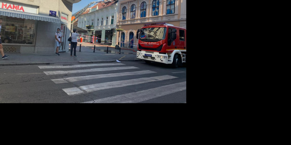 ŠTA SE OVO DEŠAVA U ZEMUNU? Vatrogasci blokirali saobraćaj, penju se kroz prozor zgrade!